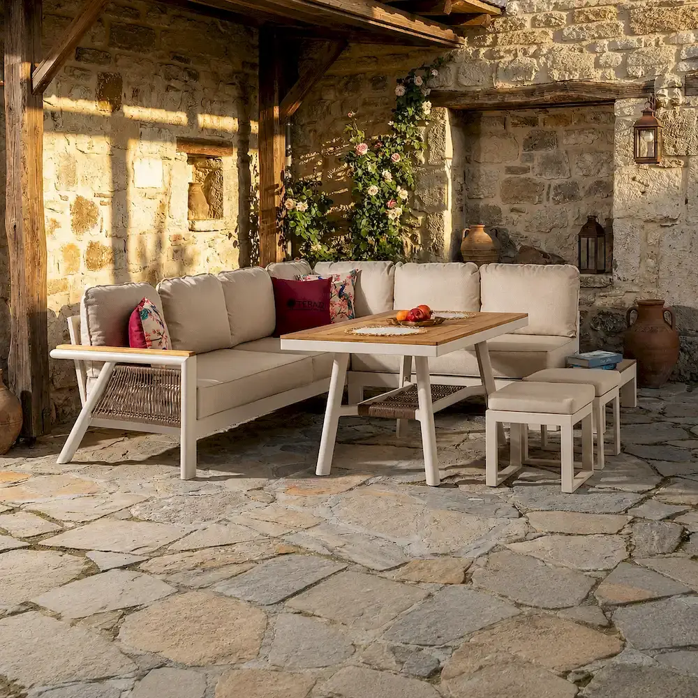 <b>BAHÇE KÖŞE TAKIMLARI</b><span>Zamana meydan okuyan kalitedeki rattan bahçe köşe takımları<br />tasarımları kullanıcısına çağdaş ve huzurlu<br />alanlar vadediyor.</span>